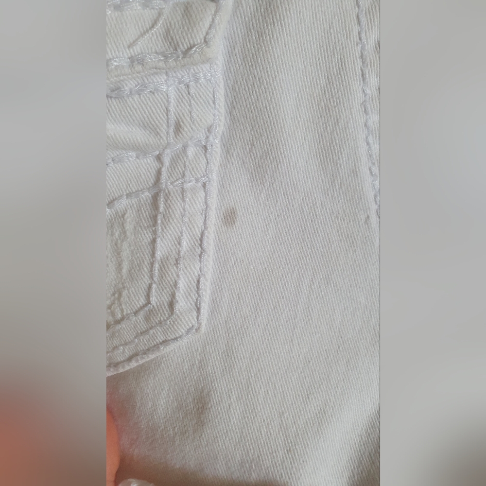 Red Rivet White Jean Shorts - Picture 2 of 6